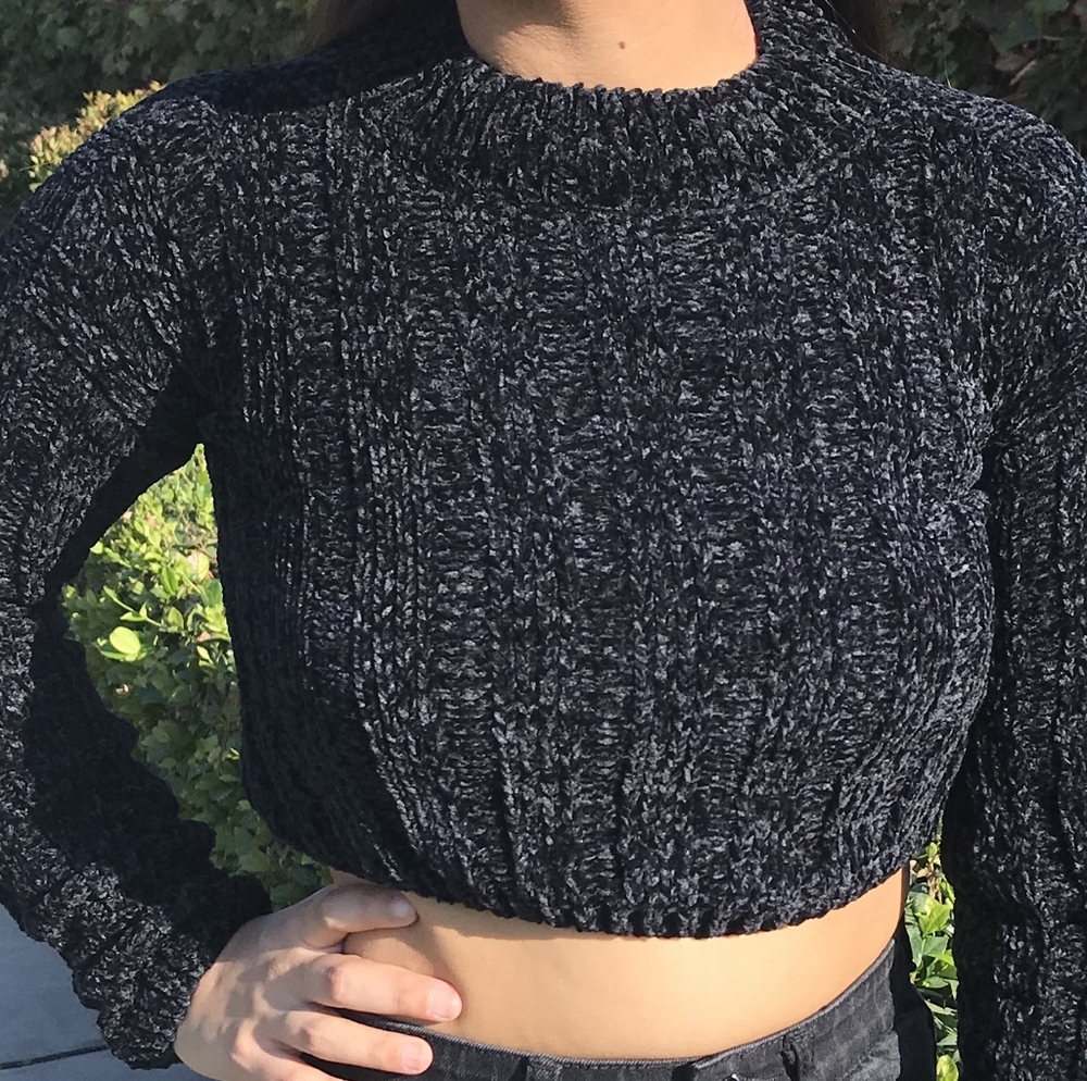 Black long sleeve chenille cozy crop top